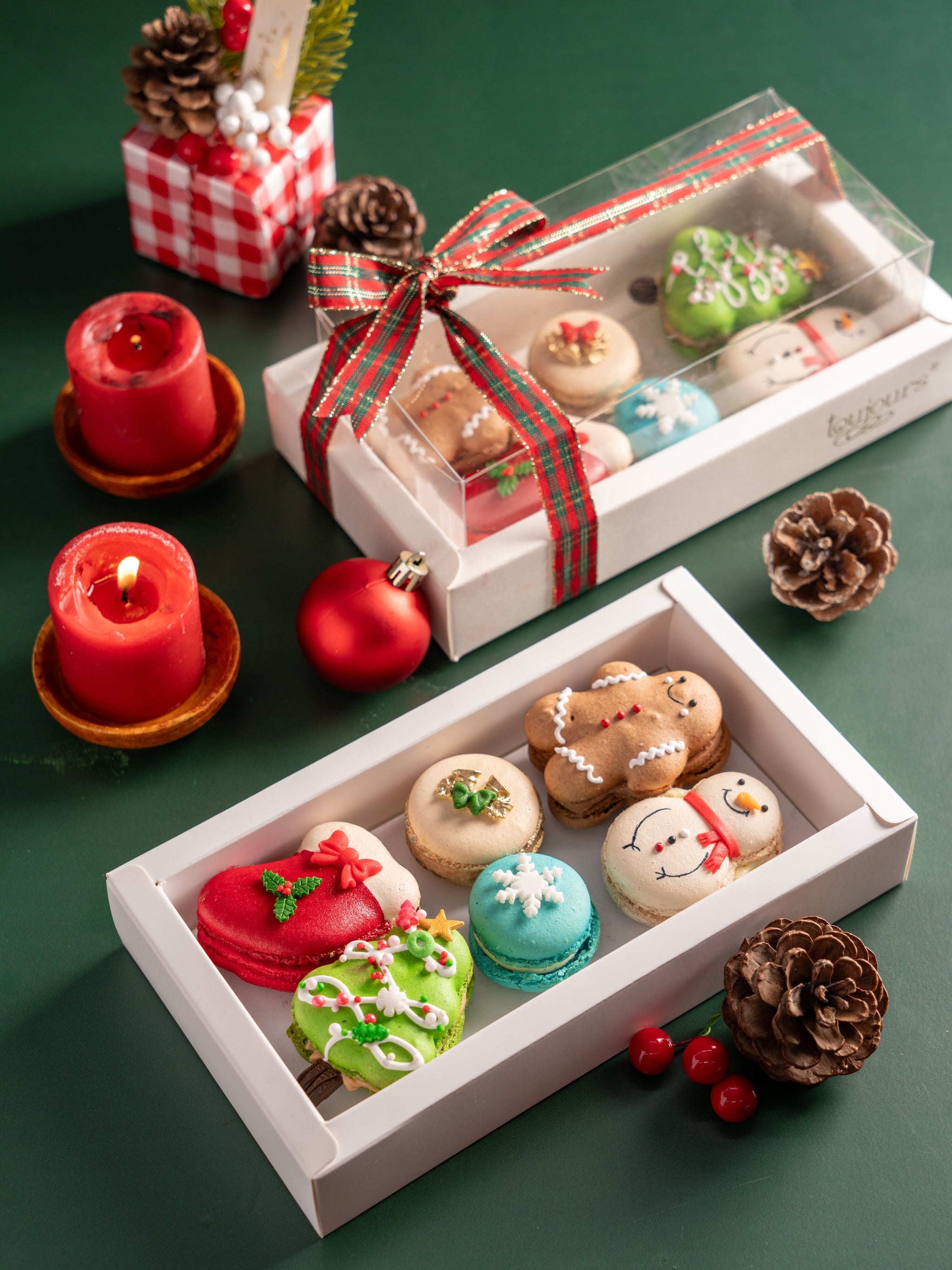 CHRISTMAS MACARONS