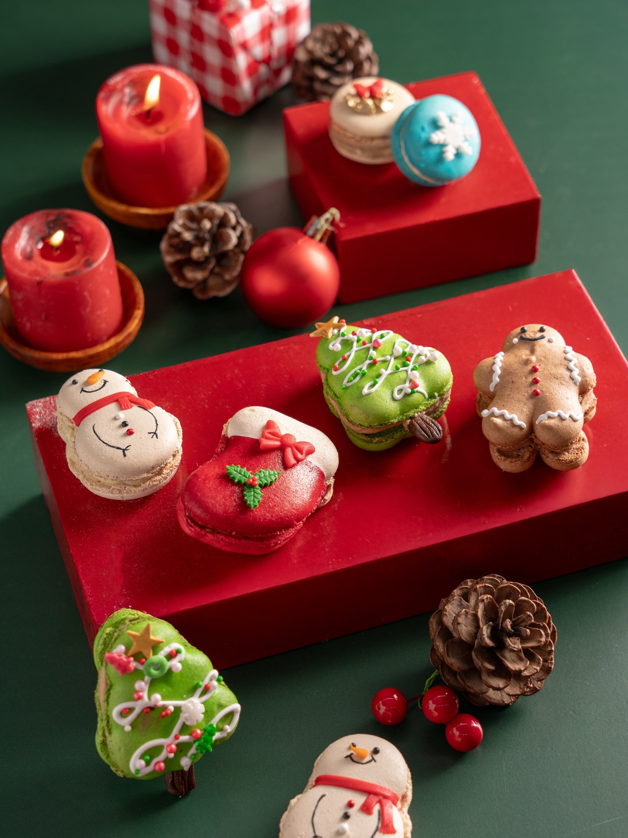 CHRISTMAS MACARONS