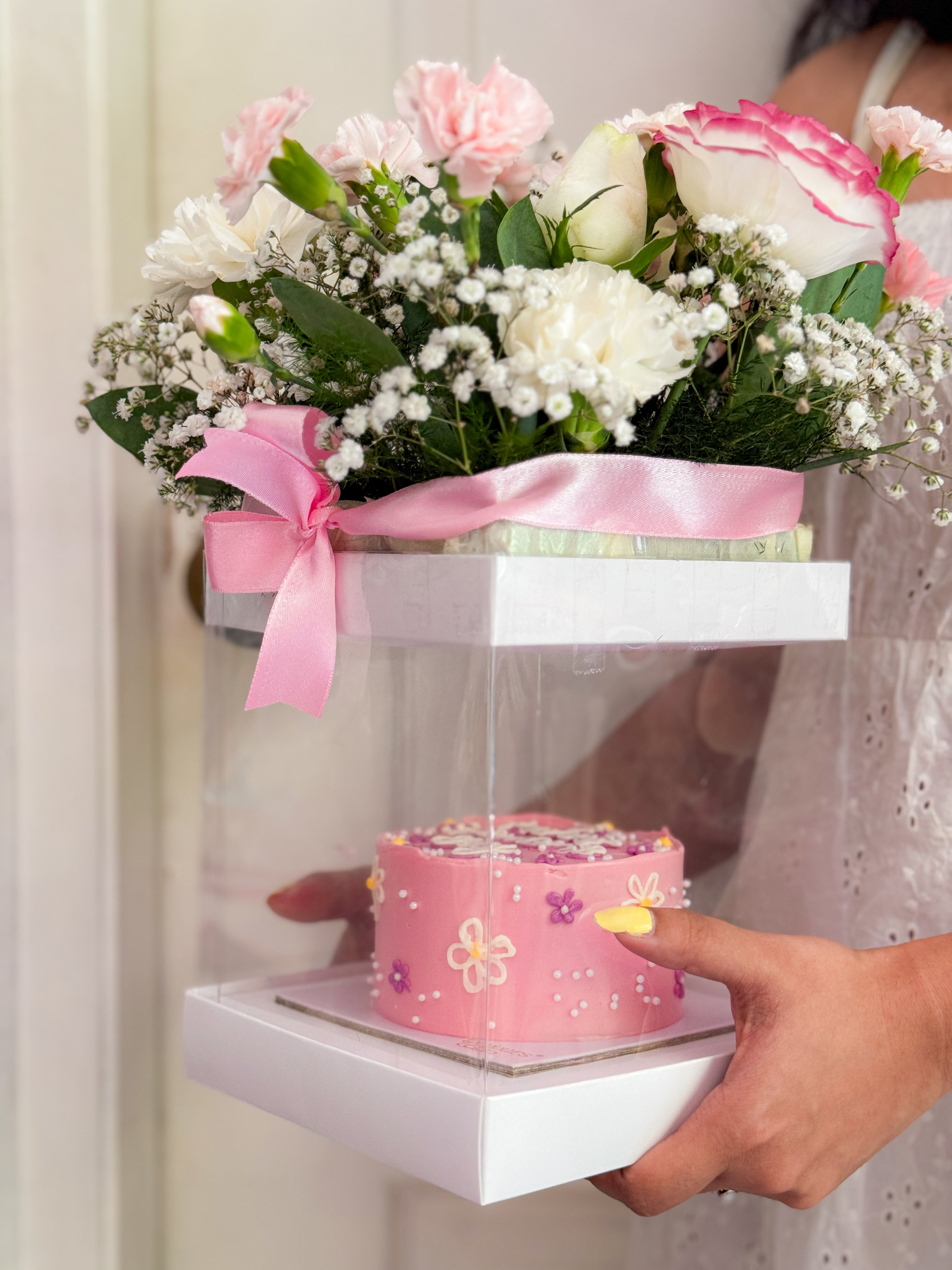 Women’s Day Cake &amp; Bloom Gift Box
